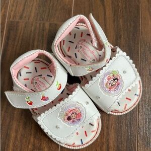 Strawberry shortcake sandals size 3
EUC
2004